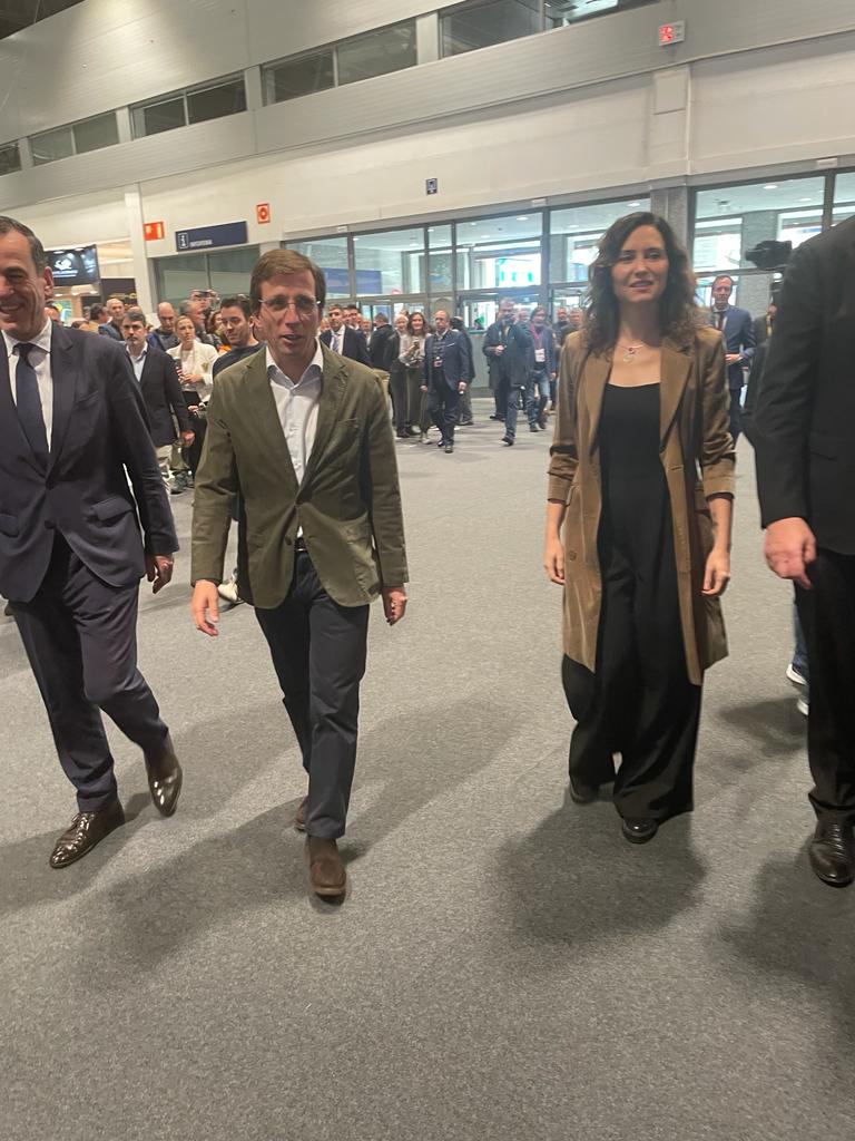  Isabel Diaz Ayuso y  Martínez Almeida Fitur 2024 periodico vaguada.